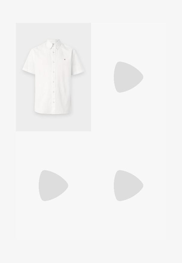 Camisa blanca de botones de manga corta, hecha de un tejido ligero, con un collar abotonado y un sutil logo en el pecho.; Camiseta blanca de manga corta, corte holgado, cuello redondo, tela de algodón suave, parte posterior sin adornos, dobladillo recto, sin patrones ni acentos.; Pantalones grises a medida con frente plano, dos bolsillos laterales y cierre de un botón. Textura suave con un sutil patrón de rayas en relieve.; Mocasines de cuero negro con un acabado suave, punta redondeada y costuras decorativas en la parte superior. Tacón bajo apilado y un ligero brillo.
