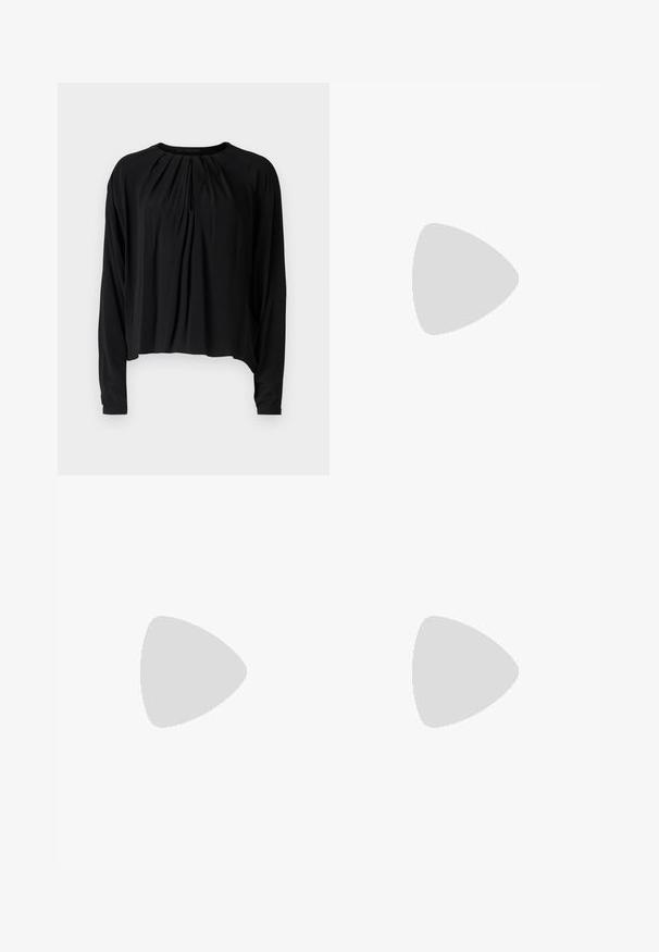 Schwarze langärmelige Bluse mit rundem Ausschnitt, gerafften Falten im Vorderteil und lockerer Passform. Glattes Material mit weicher Textur.; Schwarze plissierte Hose mit geradem Schnitt, aus einem glatten Stoff gefertigt. Sie hat einen hohen Bund und unsichtbare seitliche Taschen.; Schwarze Lederpumps mit spitzem Zehenbereich und einem klobigen quadratischen Absatz. Glatte Textur, einfaches Design, geeignet für formelle Anlässe.; Schwarze Leder-Schultertasche mit einer geschwungenen Form, Reißverschluss und verstellbarem Tragegurt. Mit eingeprägtem Markenlogo auf der Vorderseite.