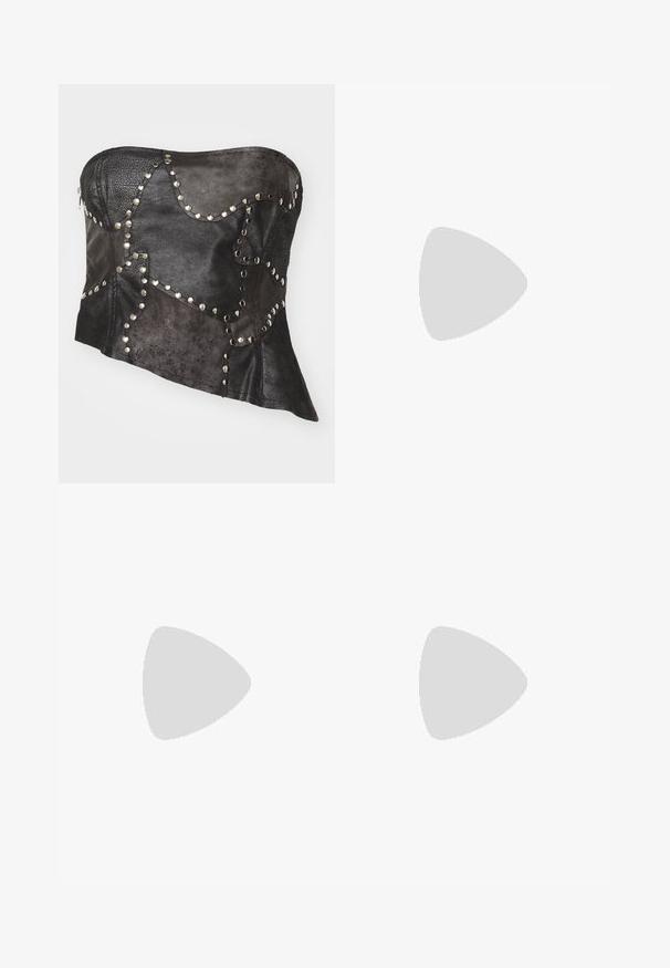 Corsetto in pelle nera senza spalline con pannelli texturizzati, dettagli in metallo argentato, forma asimmetrica e chiusura lampo visibile sul lato.; Pantaloni neri a gamba larga realizzati in un tessuto liscio, con chiusura frontale con bottone, due tasche laterali e profonde pieghe.; Décolleté neri in vernice con punta affilata e tacco a blocco piccolo, dotati di un accentuato con fibbia argentata sulla cinturino.; Borsa a tracolla nera in pelle con una forma curva, manico rimovibile e accessori dorati. La borsa presenta una patta con un dettaglio a fibbia.