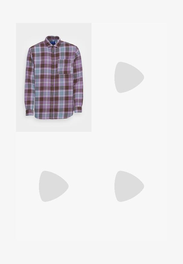 Jack & Jones JORCONNOR - Camisa - purple ash; T-shirt de algodão preto com mangas curtas, gola redonda, apresentando um pequeno logótipo retangular com "NIKE AIR" em branco no lado esquerdo do peito.; Calças cargo pretas com um design de perna reta, apresentando bolsos laterais e um tecido texturizado. Fecho de botão na cintura para um ajuste seguro.; Ténis de corrida pretos com um upper sintético suave, acentos perfurados, painéis laterais texturizados e uma sola distinta e elástica.
