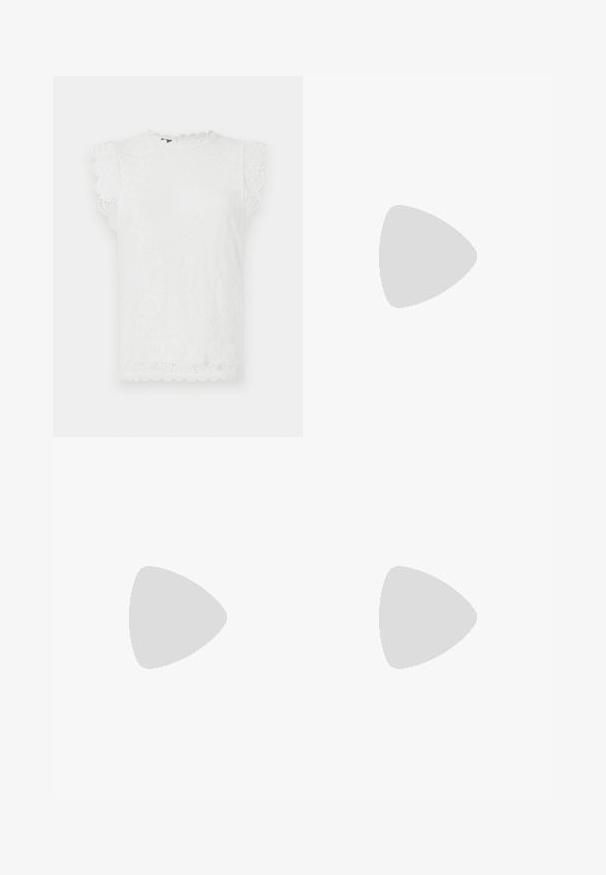 Biely čipkovaný top s krátkymi, na okrajoch vlnitými rukávmi, ktorý má textúrovaný kvetinový vzor a okrúhly dekolt.; Bežová bavlnená sukňa s bočnou kapsou, opasok s strieborným krúžkom a mierne áčkový strih. Hladká textúra a jednoduchý dizajn.; Čierne lakované kožené sandálové podpätky s špicatou špičkou a geometrickým blokovým podpätkom. Disponujú elegantným, minimalistickým dizajnom a hladkým povrchom.; Čierna kožená taška na rameno s hladkým povrchom, obdĺžnikovým tvarom a dvoma dlhými uchami. Bez viditeľného kovania alebo ozdôb.