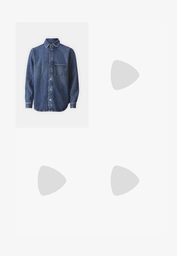 Denim overhemd, donkerblauw, met knoopsluiting aan de voorkant, lange mouwen, puntkraag, enkele borstzak, licht vervaagde textuur, met zichtbare stikseldetails.; Witte katoenen tanktop met een ronde halslijn, brede schouderbanden en een rechte zoom, met een gladde textuur en zonder zichtbare patronen.; Zwarte wijde denim jeans. Voorzien van een standaard tailleband, vijf zakken en metalen hardware. Genaaid detail langs de naden.; Zwarte leren loafers met een gladde afwerking, voorzien van een decoratieve band en contrasterende stiksels, gecombineerd met beige broeken.