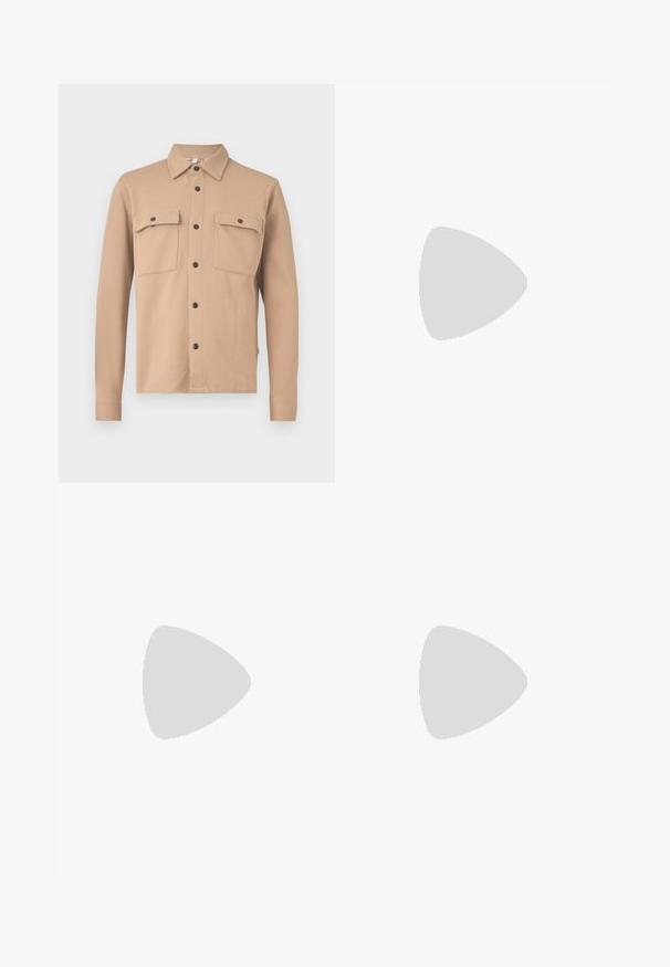 Veste chemise beige clair en tissu texturé, dotée d'un col pointu, de manches longues, de deux poches poitrine et de boutons-pression noirs.; AllSaints UNDERGROUND CREW - T-shirt imprimé - ashen white; Jean en denim bleu clair avec une coupe loose, jambes droites, design à cinq poches et fermeture à bouton à la taille. Détail de couture minimaliste.; Lacoste L003 2K24 224 - Baskets basses - dark green/black