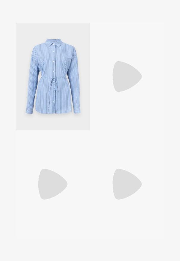 Hemdbluse in Hellblau mit weißen vertikalen Streifen. Verfügt über einen Kragen, lange Ärmel und einen Kordelzug in der Taille zur Betonung der Silhouette.; Weite Hosen aus dunkelblauem Stoff mit einem floralen Muster in Rosa und Gelb auf einer Seite und einem Knopfverschluss an der Taille.; Paul Smith TOPANGA - Klassischer Ballerina - black; Braune Ledertasche mit Klappenverschluss, Beschlägen in Goldfarbe, einem Schultergurt und einer glatten Oberfläche. Kompakte rechteckige Form.