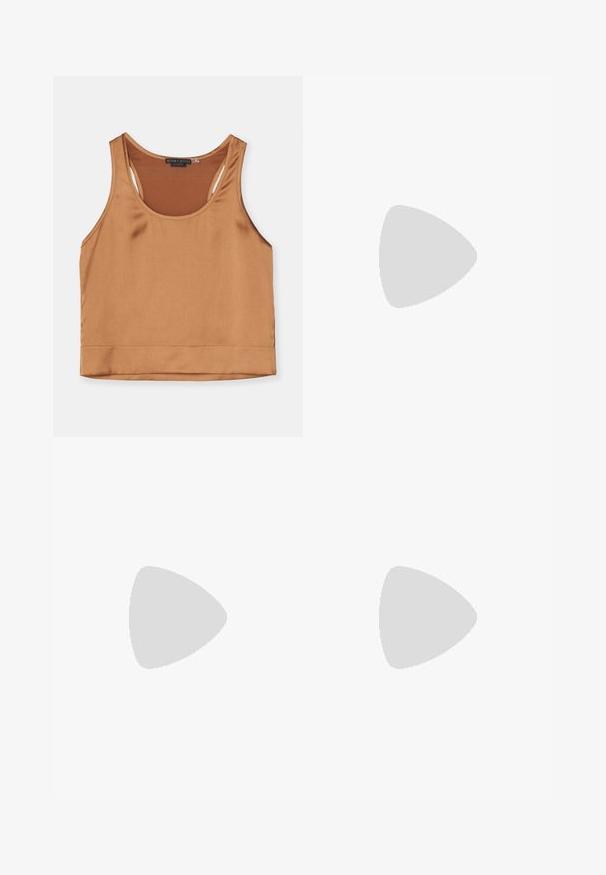 Alice + Olivia AVRIL BOXY TANK - Top - camel; By Malene Birger RAYE - Gonna a campana - dark mahogany; Sandalo in pelle nera con cinturini sottili, tacco basso a blocco e punta quadrata. Presenta una chiusura con fibbia e una superficie liscia.; Borsa a tracolla beige con superficie testurizzata, caratterizzata da un motivo a diamante e una lunga tracolla regolabile. Finitura liscia, forma rettangolare.; Orecchini in metallo dorato con una semplice forma rotonda, caratterizzati da una finitura liscia e una fascia centrale lucida. Misurano circa 1 cm di diametro.
