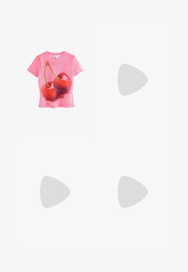 T-shirt rosa a maniche corte con una grafica di due ciliegie rosse lucide con steli verdi, realizzata in un materiale leggero e trasparente.; Top in paillettes con superficie testurizzata, caratterizzato da un tessuto viola scuro decorato con paillettes rosa e un dettaglio in nastro sullo scollo.; Stivale alla caviglia in pelle nera con tre cinghie con fibbia, dettagli testurizzati, suola in gomma spessa e un dettaglio a logo triangolare nella parte frontale.; Borsa in pelle bordeaux con dettaglio a fiocco, dotata di una tracolla sottile e hardware dorato, tenuta da una persona che indossa pantaloni neri.