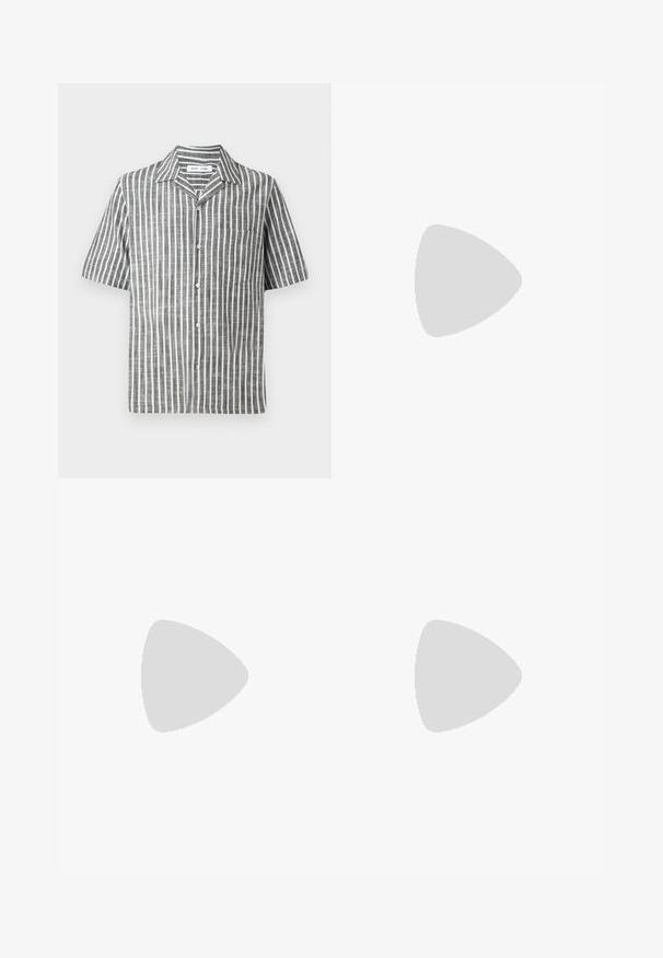 Camicia a maniche corte grigio e bianco con motivo a righe verticali, dotata di chiusura con bottoni e taschino a sinistra. Realizzata in tessuto testurizzato.; Pantaloni corti color marrone chiaro a righe sottili con taglio dritto. Presentano una cerniera frontale, due tasche laterali e una chiusura con bottone metallico.; I mocassini in pelle nera presentano una cucitura sollevata, due fasce decorative sulla parte superiore e una suola spessa e texture per una maggiore aderenza.; Borsa in denim blu scuro con due loghi verticali bianchi "SAM SøE". Presenta manici larghi e un design semplice e non strutturato.