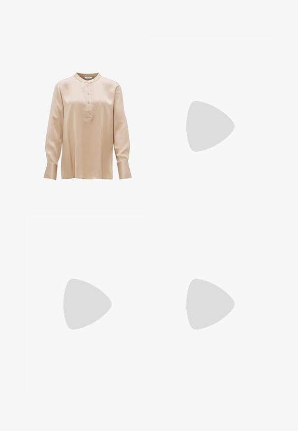 Beige Satinbluse mit hohem Kragen, langen Ärmeln und einer Knopfleiste mit fünf Knöpfen. Glatte Textur, lockere Passform und Manschetten.; Braune weite Hosen aus weichem Stoff, mit einem elastischen Bund und Kordelzug sowie zwei Seitentaschen.; Braune Wildledersneaker mit weißen Lederstreifen, Gummisohle, gerundetem Zehenbereich und Schnürung. Mit einem Logo auf der Zunge und perforierten Akzenten.; Braune Leder-Tote mit glatter Textur, offenem Oberteil und zwei Schulterriemen. Verfügt über minimale Nähte und keine sichtbaren Beschläge.
