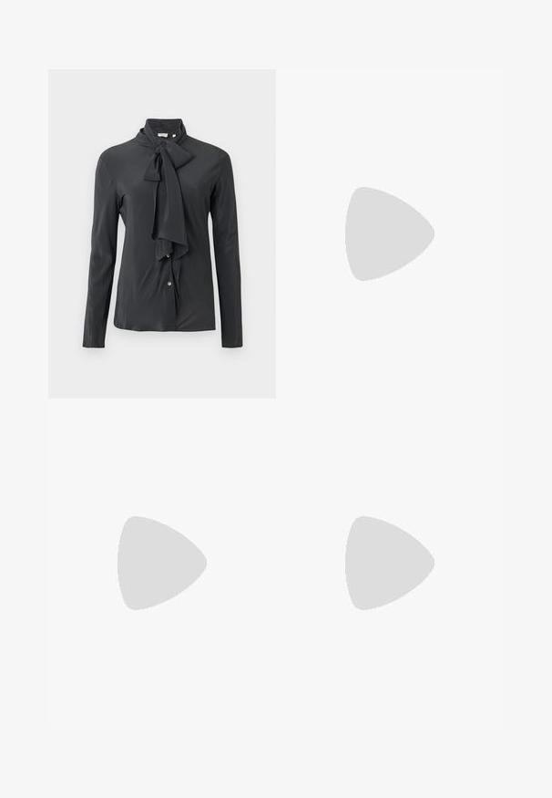 Dunkelgraue Bluse mit gebundenem Kragen, langen Ärmeln und Knopfleiste. Hergestellt aus glattem Stoff mit leichtem Glanz.; Weite Hose aus dunkelgrauem Stoff. Verfügt über einen maßgeschneiderten Bund mit Gürtelschlaufen, glatter Textur und minimalen Nähakzenten.; Schwarzer Knöchelstiefel aus glänzendem Material mit quadratischer Zehenform und verjüngtem Absatz, vor einem glänzenden silbernen gepolsterten Hintergrund.; Schwarze Lederhandtasche mit abgerundeter Form, breitem Tragegurt und strukturiertem Finish. Besitzt eine subtile Nahtdetails und einen Akzent aus goldfarbenem Metall.