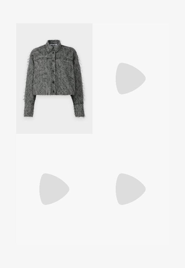 Giacca cropped a zigzag nera e grigia con chiusura a bottoni, maniche lunghe e collo classico con una finitura testurizzata e pelosa.; Pantaloni neri su misura con un design a gamba dritta, caratterizzati da una texture liscia e pieghe ben definite sul davanti. Senza hardware visibile.; Sandali con tacco a blocco beige, con sottili cinturini e punta quadrata. Materiale liscio con dettagli minimi, progettati per un facile utilizzo.; Calvin Klein LINEAR CAMERA BAG - Borsa a tracolla - black