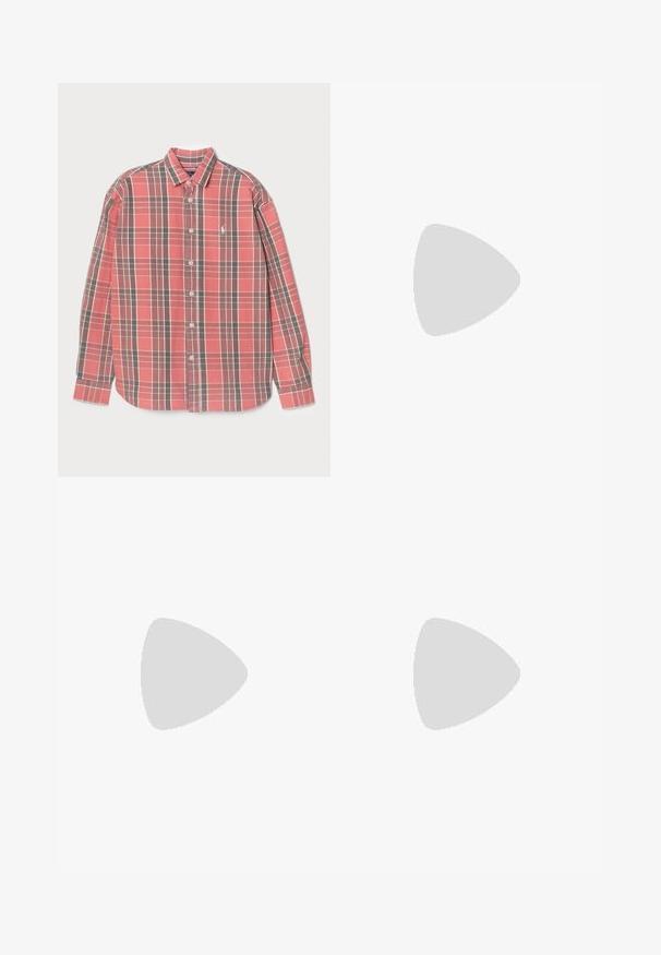 Camisa de cuadros en rojo y gris con mangas largas, cierre de botones en el frente y un pequeño logo en el pecho. Tela de algodón con una textura suave.; Camiseta de algodón negra con mangas cortas, cuello redondo y un pequeño logo blanco en la parte inferior izquierda. Ajuste clásico y cuadrado con mínimos detalles.; Pantalones negros a medida con una cintura alta, que cuentan con pliegues en la parte delantera, un diseño de pierna recta y dobladillo con vuelta. Fabricados con un tejido suave.; Zapatos de cuero negro con una suela gruesa y estriada, que presentan un acento de hardware plateado en forma circular y un detalle de costura mínima.