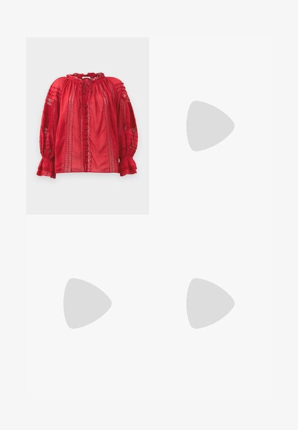 Blusa rossa in pizzo con scollo arricciato, bottoni frontali e dettagli intricati sulle maniche e sul corpo.; Jeans neri svasati in denim, dotati di due tasche anteriori, chiusura con bottone e una texture liscia. Cuciture iconiche visibili nei punti di giuntura.; Paul Smith TOPANGA - Ballerine - black; Borsa a tracolla in pelle marrone con chiusura a pattina, hardware color oro, tracolla e una finitura liscia. Forma rettangolare compatta.