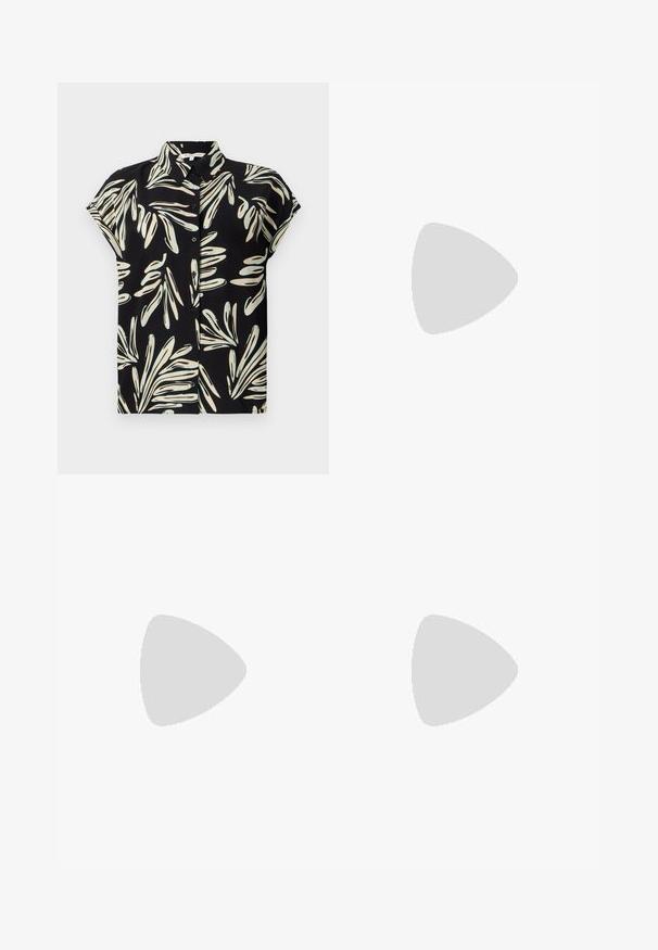 Zwart shirt met korte mouwen, versierd met een wit en lichtblauw bladerenpatroon, met een knopenlijst aan de voorkant en een normale kraag.; Olijfgroene shorts met plooien, voorzien van een geweven rieten riem en een houten ringgesp. Gladde textuur, op maat gemaakt ontwerp met strakke lijnen.; Bruine leren loafers met een glanzende afwerking, met een decoratieve gouden gesp aan de voorkant en een lage blokhak. Klassiek ontwerp.; Grote stro tote bag met een getextureerde, beige buitenkant en twee brede handvatten. Beschikt over een leren accentriem voor sluiting.