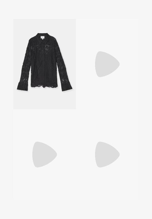 Blouse en dentelle noire avec un col, des manches longues et un motif texturé. Présente un bouton à l'avant et des poignets évasés.; Pantalons larges noirs à taille haute, en tissu lisse, avec fermeture à bouton à l'avant et sans poches visibles, offrant une coupe tailleur.; Mules noirs en cuir à enfiler avec un bout pointu, une texture froncée et un petit talon aiguille. Présente un détail à cordon au niveau de l'ouverture.; Petite sac à main en cuir noir de forme arrondie, avec une poignée supérieure et une bandoulière amovible. Porté avec une robe en tissu noir et des chaussures plissées noires.