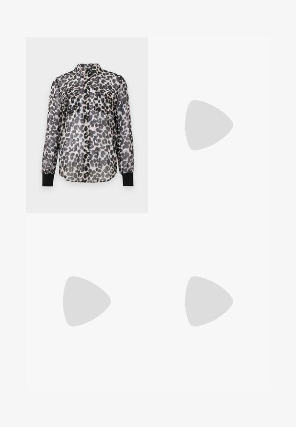 Durchsichtige Knopfleiste-Bluse mit einem Leopardenmuster in Schwarz und Grau. Verfügt über zwei Fronttaschen und schwarze Bündchen an den Ärmeln.; Schwarze, taillierte Hose mit geradem Bein, aus einem glatten Stoff und mit klaren Falten an der Vorderseite. Keine sichtbare Hardware.; Schwarzer spitz zulaufender Slingback-Schuh mit niedrigem Absatz, der aus glattem Leder gefertigt ist und seitliche Ausschnitte für Atmungsaktivität aufweist.; Schwarze Leder-Umhängetasche mit weicher Textur, dreieckiger Form und verstellbarem Tragegurt, kombiniert mit einem hellblauen gestreiften Hemd und weißen Hosen.
