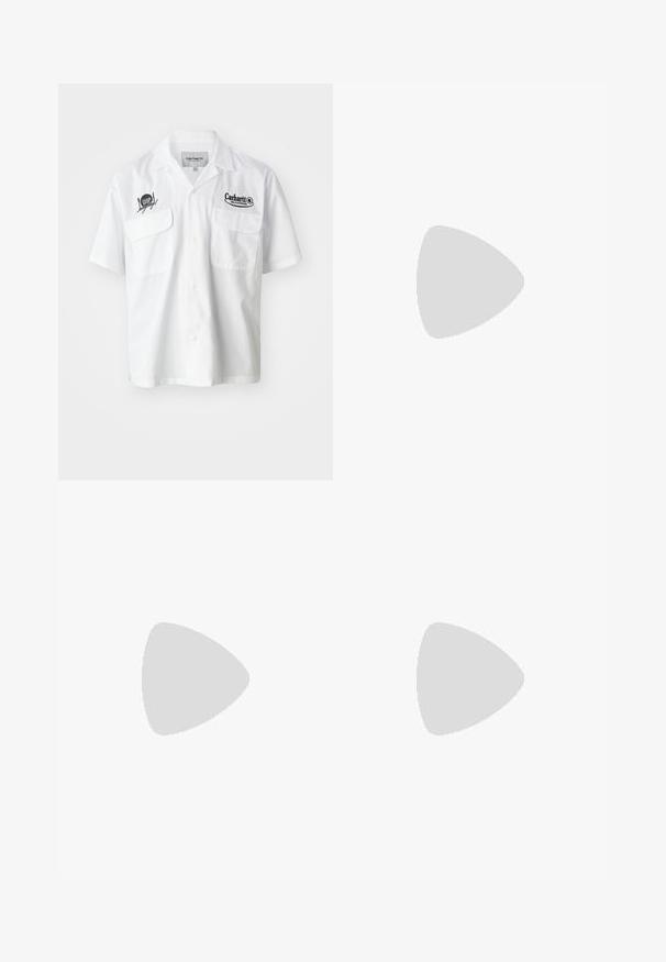 Camisa blanca de manga corta con cierre frontal de botones, dos bolsillos en el pecho y logotipos bordados en negro de Carhartt y WIP. Textura de tela suave.; Jean de mezclilla azul claro con diseño de pierna recta, con una cintura de altura media, cinco bolsillos y un cierre de botón y cremallera.; Mocasín de cuero negro con un acento de borlas, que presenta una suela gruesa negra y costuras amarillas a lo largo del borde. Acabado texturizado.; Collar de metal plateado de tres capas que presenta cadenas flexibles y elegantes con un ligero brillo, asegurado con un cierre de langosta y cadena ajustable.