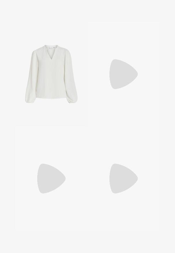 VILA VIRELLA V-NECK   - Pusero - cloud dancer; Vaaleansiniset kapeat farkut, joissa on hieman haalistumista, viisi taskua ja etupainon sulkeminen. Valmistettu denimistä, jossa on sileä rakenne.; Mustat nahkakengät, joissa on korkea pohja, pyöreä kärki ja leveä remmi esiosassa. Vahva, neliönmuotoinen korko ja sileä pinta.; Kultaketjut kullasta, joissa on sileä, kiiltävä pinta. Pyöreä muotoilu, jossa on pieni tappi ja kirkas taustalevy turvalliseen käyttöön.