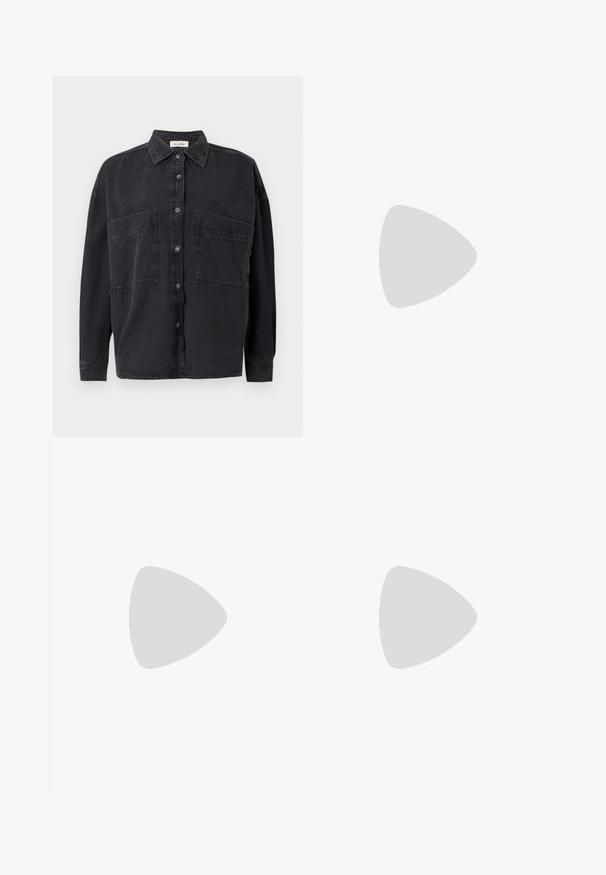 Camicia in denim nera con colletto, due tasche frontali e chiusura a bottoni. Caratterizzata da maniche lunghe e un fit rilassato.; Jeans a gamba larga in denim blu con un motivo di ricamo floreale e piccole margherite sparse su tutta la stoffa.; Scarpa sportiva in pelle nera con strisce bianche, punta rotonda, suola piatta e chiusura con lacci. Presenta perforazioni per la traspirabilità.; Occhiali da sole ovali color oro con lenti scure, caratterizzati da un design elegante, aste sottili e un accento nero all'asta. Modello numero L37.; Singularu GOTA - Orecchini - gold-coloured