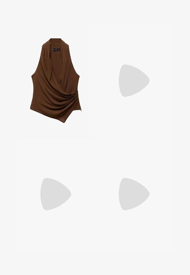 Mango Blouse - brown; Wide-legged trousers in a light cream color. Made from a smooth fabric with pleats at the front and side pockets.; Strappy high-heeled sandal in white leather with a sleek design, a transparent block heel, and a decorative element at the toe.; Woven straw handbag with a curved silhouette, featuring a smooth black leather strap and a matching small pouch attached by a wrist strap.