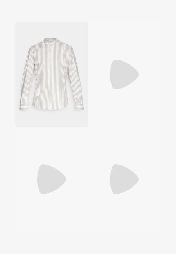 Camisa de manga larga en un patrón de rayas verticales en beige claro y blanco. Cuenta con un cuello alto y un cierre de botones con puños a juego.; Pantalones de algodón beige con piernas rectas, cierre de botón en la parte delantera, bolsillos laterales y una textura suave. Diseño minimalista, sin patrones visibles.; Mocasín de cuero negro con un acabado suave, que cuenta con un diseño de costura y un acento decorativo de cadena de metal en el empeine. Tacón plano.; Gafas de sol redondas con una montura transparente, lentes verde claro y patillas delgadas y transparentes. Presenta sutiles acentos de hardware en la montura.