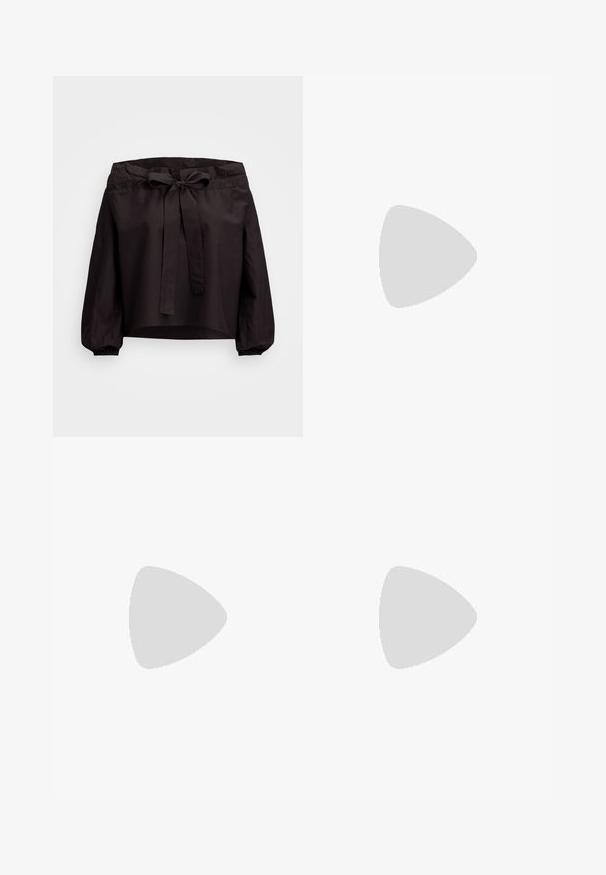 Top preto cropped com cintura ajustada, apresentando um laço na frente e punhos elásticos. Feito de tecido leve com uma textura suave.; Calças pretas ajustadas com uma cintura alta, apresentando pregas na frente, um design de perna reta e bainha com punho. Feitas de tecido suave.; Sandal preto em couro com detalhe de fita trançada, sola plana e design elegante. Textura suave e perfil minimalista.; Bolsa de mão branca em couro com acabamento texturizado, featuring a corrente dourada e detalhes pretos. Inclui um bolso frontal e fecho com zipper.