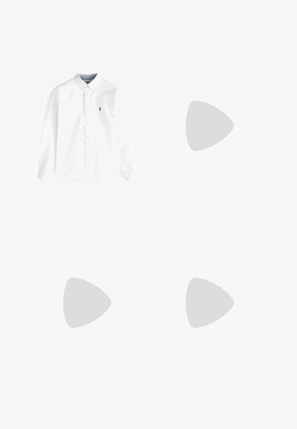 Bílá košile s dlouhým rukávem vyrobená z bavlny, s límečkem na knoflíky, přední lištou s knoflíky a malým námořnickým logem homáře na prsou.; Bílý bavlněný tričko s krátkým rukávem, kulatým výstřihem a malým černým logem na hrudi. Hladká textura a volný střih.; Béžové kalhoty klasického střihu, se jedním černým knoflíkem, poutky na opasek a bočními kapsami. Hladká textilie a minimalistický design.; Bílá teniska s hladkým koženým svrškem, plochými tkaničkami a silnou gumovou podrážkou. Minimalistický design obsahuje jemné švy a bezšvové detaily.; Černé sluneční brýle s osmiúhelníkovým rámem, tmavými čočkami, lesklým povrchem, tenkými nožičkami a zlatými akcenty na přední části.