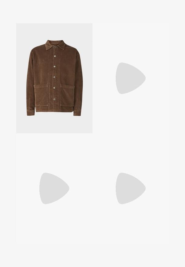 Jack & Jones PREMIUM JPRBLUPRESTON  - Overhemd - shitake; Zwarte denim jeans met een rechte pasvorm, vijf zakken en metalen hardware met koperen accenten. Gladde textuur en een gemiddelde taillehoogte.; Witte leren sneakers met een gladde afwerking, ronde neus, platte veters en een gestructureerde zool. Grijze suède accent bij de hiel.; Zonnebril met rechthoekige, donkergrijze lenzen, zilveren metalen frames en zwarte kunststof uiteinden op de armen. Lichtgewicht ontwerp met neuspads.