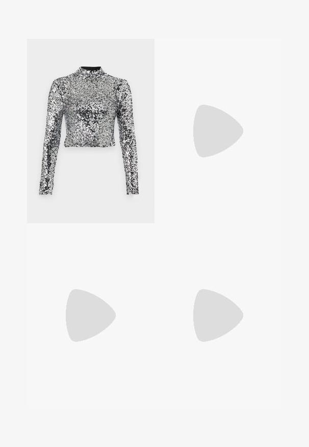 Przycięty longsleeve zrobiony z srebrnych cekinów z wysokim dekoltem. Tkanina jest błyszcząca, o teksturowej powierzchni, odbijającej światło.; Czarne spodnie o dopasowanym kroju z prostymi nogawkami, o gładkiej fakturze i wyraźnych zagięciach z przodu. Bez widocznych elementów metalowych.; Czarne skórzane klapki z ostro zakończonym noskiem i niskim, prostokątnym obcasem. Gładka faktura z eleganckim wzornictwem. Otwarty tył z minimalnymi detalami.; Czarna skórzana torba na ramię o miękkiej fakturze, w kształcie trójkąta, z regulowanym paskiem, połączona z jasnoniebieską koszulą w paski i białymi spodniami.