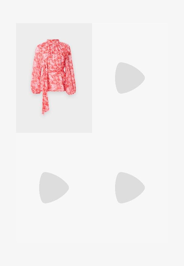 Blúzka s dlhým rukávom v červeno-bielom vzore, s vysokým výstrihom a opaskom na páse. Vyrobená z ľahkej, štruktúrovanej látky.; Čierne široké nohavice s vysokým pásom, so zapínaním na gombíky na páse a prednými sklady.; Čierne lakované kožené mokasíny s rovnou podrážkou, zaoblenou špičkou a ozdobným pásikom s akcentom v zlatej farbe. Hladký, lesklý povrch.; Biela štruktúrovaná kabelka s krátkymi rúčkami a ramenným popruhom, s zlatými kovovými prvkami a textúrovaným materiálom, vystavená na šedom pozadí.