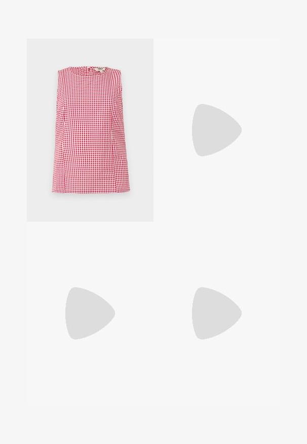 Rød og hvid ternet ærmeløs top med rund halsudskæring og subtle plisseringer på skuldrene. Knappelukning bagpå.; Hvide højtaljede jeans med bred benåbning, lavet af denim; har fem lommer, kobbernitter og en lynlåslukning.; Sorte patentlæder slingback hæle med spids tå og en geometrisk blok hæl. Har et elegant, minimalistisk design og en glat tekstur.; Sort læderhåndtaske med en buet form, aftagelig rem og guldfinish. Tasken har en klap med en spænde detalje.