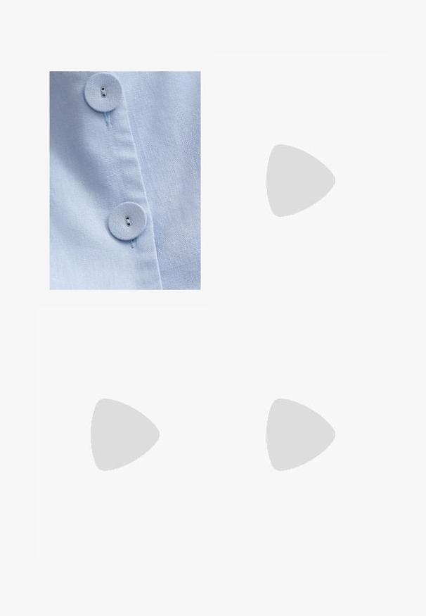 WILLA RISE  - Camicetta - sky blue; Jeans a gamba larga di un blu chiaro in denim, con vita alta, cinque tasche e un leggero sbiadimento. Taglio dritto con bordi orlati.; Sandalo bianco con tacco alto, caratterizzato da un design a cinturini e un legaccio alla caviglia. Texture liscia con una piattaforma frontale per un'altezza aggiuntiva.; Borsa a spalla bianca con una finitura testurizzata, un accentuato fermaglio centrale e una forma curva. Chiusure a cerniera su entrambi i lati.