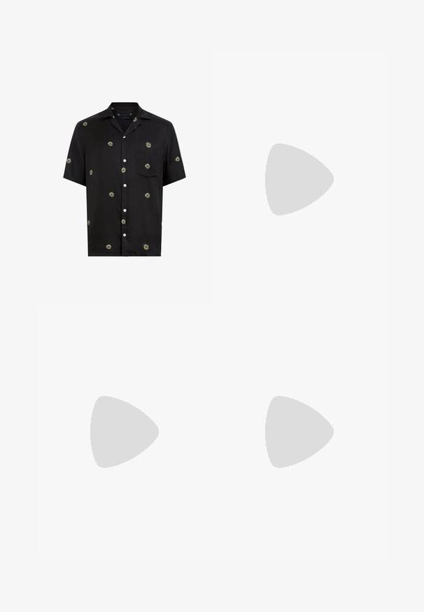 Svart kortermet skjorte med knapper og spredte hvite og gule tusenfryd-blomstertrykk, samt en brystlomme på venstre side.; Lyseblå denimjeans med høyt liv, rett ben-design og frontlommer. Har kobberdetaljer og subtile slitasjespor.; Svart lær loafer med dusk, gult søm langs sålen, og en tykk, rillede gummisåle.; Svarte rektangulære solbriller med en blank finish, mørke linser og gullhardwaredetaljer på stangene med logo.