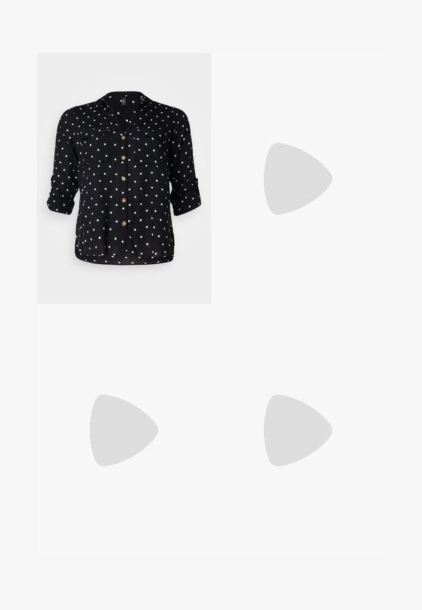 Vero Moda Curve VMBUMPY SHIRT NEW - Bluza s gumbima - black/white; Tri fitted T-shirtovi u bijeloj, sivoj i crnoj boji. Svaki ima široki izrez na vratu i kratke rukave. Napravljen od glatkoga, rastezljivog materijala.; Crne trapezaste hlače od rastezljivog materijala, sa visokim pojasom i glatkom teksturom. Hlače se šire od koljena.; Crne platnene visoke tenisice s bijelim gumiranim potplatima i vezicama. Imaju kružni logo sa strane i kontrastne bijele šavove.