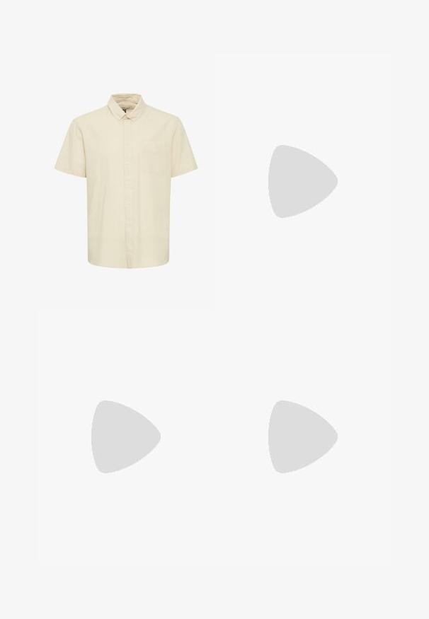 Kortärmad, ljusbeige skjorta med knappar i ett mjukt material. Har en liten bröstficka och en klassisk kragsdesign.; Svarta, elastiska shorts med dragsko, med en mjuk textur och rak passform, lämpliga för vardagligt bruk.; Svart lädersko i slip-on-modell med en slät ovandel, sömnadsdetaljer, rund tå och låg gummihäl. Sulan har minimal mönstring.; Svarta solglasögon med rektangulär form, mörka linser, silverdetaljer vid skalmarna och en matt yta på ramen.