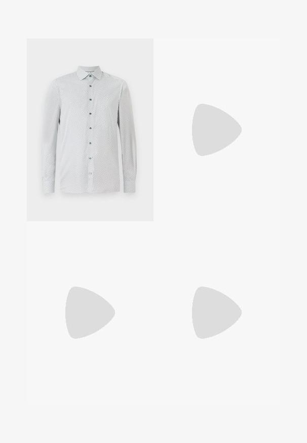 Weißes Langarmhemd mit kleinem schwarzem geometrischem Muster, grünen Knöpfen und spitzem Kragen. Reguläre Passform mit knöpfbaren Manschetten.; Set aus fünf T-Shirts in Schwarz, Weiß und Marineblau. Baumwollstoff, kurze Ärmel, Rundhalsausschnitt und schlichte Textur ohne Muster.; Grüne gemusterte Hosen mit einem Schlangenmusterdruck in Brauntönen und Orange, gerade geschnitten und mit einer glatten Textur.; Schwarze Lederloafer mit glatter Oberfläche, abgerundetem Zehenbereich und einem kleinen dekorativen Riegel. Ausgestattet mit einem niedrigen, gestapelten Absatz und einem dezenten Markenlogo.