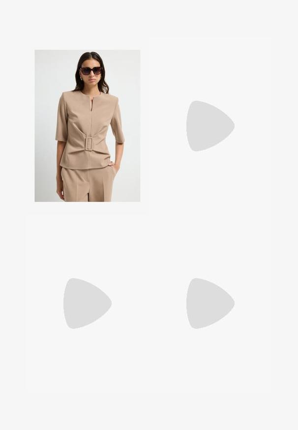 Beige kudottu toppi lyhyillä hihoilla, jossa on neliön muotoinen vyökoriste vyötäröllä. Pehmeä pinta ja minimalistinen muotoilu.; Mustat leveälahkeiset housut, jotka on valmistettu sileästä kankaasta. Niissä on istuva vyötärö ja hienovaraiset etupleatit, jotka lisäävät tekstuuria.; Beige nahkasaappaat, joissa on ristikkäiset hihnat, matala korko ja mustat korostukset. Suora pinta ja minimalistinen muotoilu.; Ruskea teksturoitu käsilaukku, jossa on kultaiset yksityiskohdat, pidetään rinnakkain tummansinisille raidallisille housuille, joissa on valkoisia pystysuoria viivoja. Yksinkertainen, jäsennelty muotoilu.