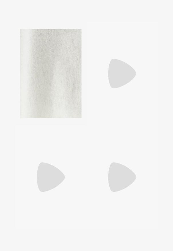 Bjela tkanina s finom, teksturiranom weavom, koja prikazuje svijetlu, prirodnu boju sa suptilnim varijacijama i mekim, delikatnim izgledom.; Hlače širokog kroja u svijetloj krem boji. Izrađene su od glatkog materijala s plisama sprijeda i bočnim džepovima.; Crne kožne sandale otvorenih prstiju s širokom trakom i čvrstim blok-potpeticom. Imaju glatku teksturu i minimalistički dizajn.; Smeđa kožna torba preko ramena s glatkom teksturom, otvorenim vrhom i dvjema naramenicama. Ima minimalne šavove i nema vidljivog hardvera.