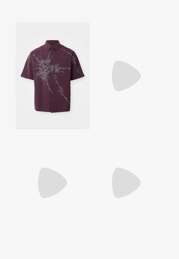 Trumpo rankovės, mygtukais užsegama marškiniai tamsiai raudonos ir juodos dėmės su kontrastinga pilka grafika priekyje.; Tamsiai mėlynos plačios kojų džinsai su priekiniais raukšlėmis, įstrižomis kišenėmis, diržo kilputėmis ir mygtuko uždarymu juosmenyje, pažymėti "WEEKDAY".; Juodi aukšti sportiniai bateliai su baltu padu ir raišteliais, derinami su laisvai krentančiais mėlynais džinsais, atremti į pilką turėklą.; Vyno raudonos satino kaklaraištis su lygia tekstūra, siauru plačiu ir smailiu galu; turi kilpą patogiam dėvėjimui.