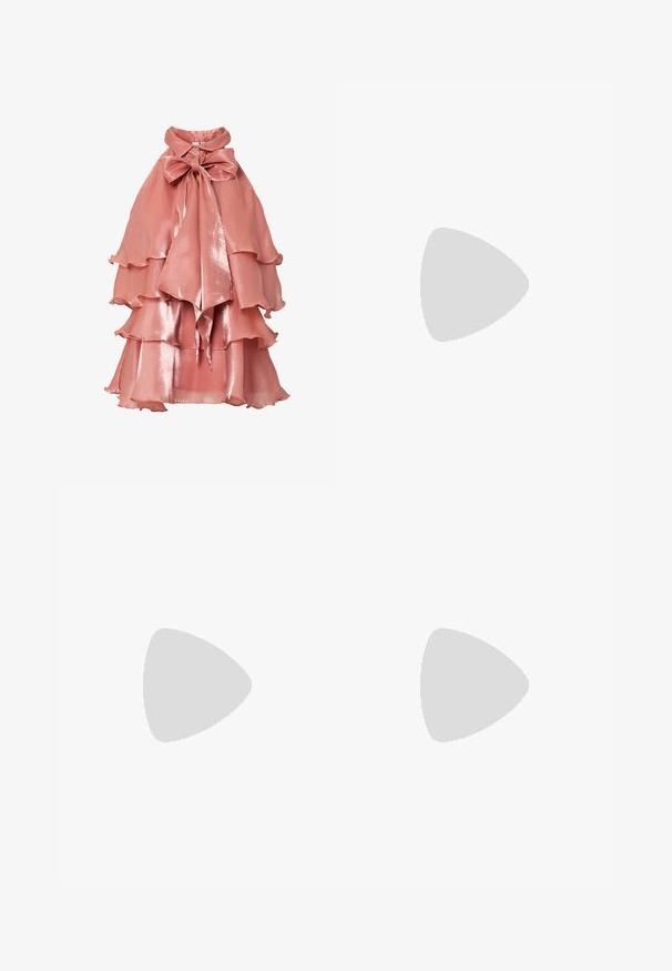 Abito rosa confetto realizzato in tessuto lucido, caratterizzato da un design a volant stratificati, colletto alto e grande fiocco al collo.; Pantaloni ampi marroni con una texture liscia, caratterizzati da una vita alta e pieghe frontali. Il tessuto è leggero e scorre liberamente.; Sandal in pelle marrone con cinturini incrociati, chiusura con cinturino alla caviglia e suola piatta con dettagli di cucitura minimi.; Borsa a tracolla in pelle marrone con forma curvata, hardware dorato e un dettaglio con fibbia. Presenta una tracolla rimovibile.