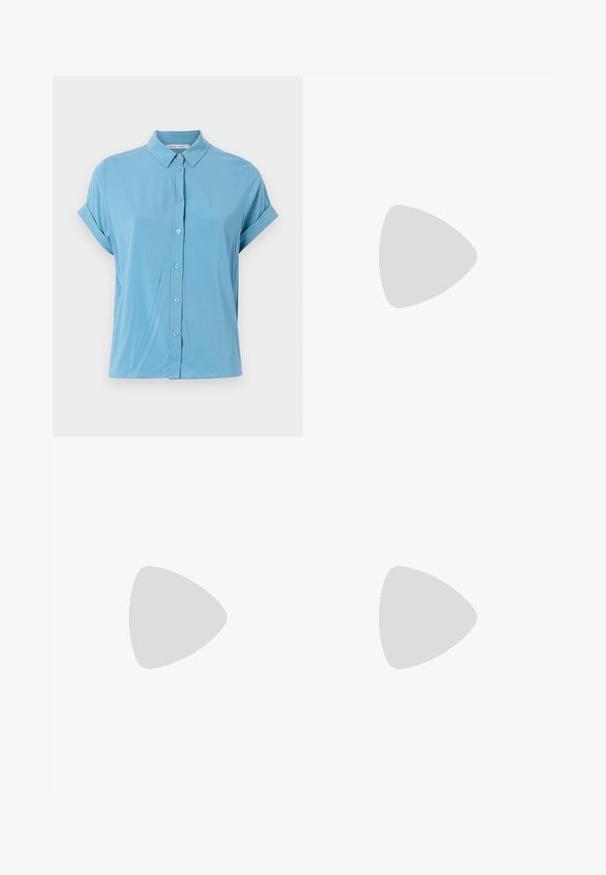 Ανοικτό μπλε κοντομάνικο πουκάμισο με κολάρο, μπροστινό κλείσιμο με κουμπιά και τυλιγμένα μανίκια, κατασκευασμένο από μαλακό ύφασμα με λεία υφή.; Ανοιχτό μπλε τζιν παντελόνι με ψηλή μέση, φαρδιά γραμμή, δύο πλαϊνές τσέπες και σχέδιο με πτυχώσεις. Μαλακή υφή με ξεθωριασμένο φινίρισμα.; Μαύρες δερμάτινες γόβες slingback με μυτερή μύτη, διαθέτοντας λεπτό τακούνι και χρυσή λεπτομέρεια στην ρυθμιζόμενη λωρίδα. Λείος υφές.; Μπλε δερμάτινη τσάντα χειρός με στρογγυλή μορφή, μία λουρί ώμου, κλείσιμο με φερμουάρ και ανάγλυφο λογότυπο στο μπροστινό μέρος. Λείος υφή.