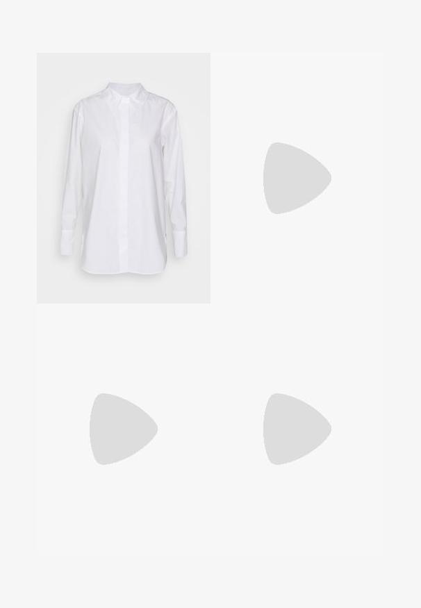 Camicia bianca a maniche lunghe in cotone, con colletto classico, chiusura frontale con bottoni e spacchi laterali per maggiore comodità e libertà di movimento.; Pantaloni a gamba larga marroni con una texture liscia, dotati di una cintura nera in vita e tasche laterali. Design sartoriale e vestibilità rilassata.; Sandalo nero con tacco alto, caratterizzato da una tomaia in pelle liscia, punta aperta, ampie fasce frontali e cinturino a caviglia regolabile con un dettaglio in fibbia dorata.; Borsa a tracolla in pelle marrone con forma curvata, hardware dorato e un dettaglio con fibbia. Presenta una tracolla rimovibile.