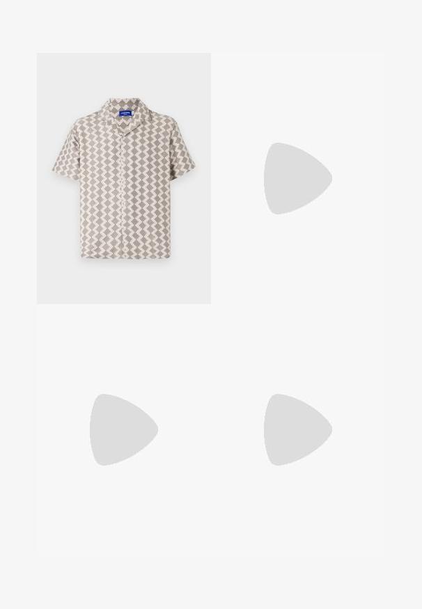 Camicia a maniche corte in tessuto beige e grigio con un motivo geometrico, superficie testurizzata e colletto a scollo a V con chiusura a bottoni.; Polo shirt nero a maniche corte con un motivo astratto testurizzato. Il colletto è piatto e leggermente aperto, migliorando il design rilassato.; Shorts in denim azzurro chiaro con taglio classico. Presentano cinque tasche, dettagli di cucitura arancione e orli a taglio vivo.; Mocassini in pelle nera con finitura liscia, punta arrotondata e cuciture decorative sulla tomaia. Tacco basso impilato e leggero lucido.
