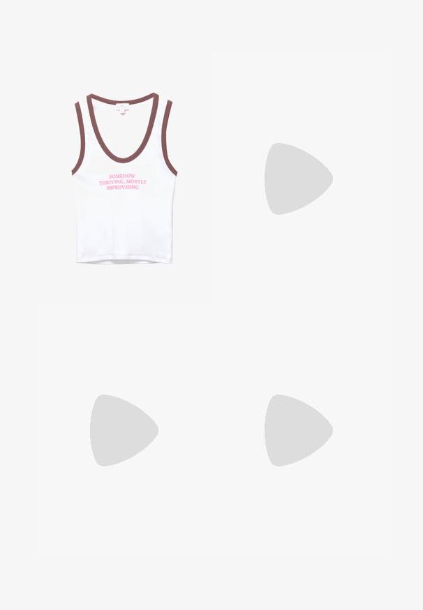 Vit ärmlös topp med brun kant och rosa text som säger "PÅ NÅGOT SÄTT KLARAR JAG MIG, FÖR DET MESTA IMPROVISERAR JAG". Mjuk bomullsmaterial, enkel design.; Breda bruna jeans i denim med hög midja, framfickor och klassisk knäppning. Slät textur med subtil sömnad.; Bruna lädersandaler med korsade remmar, spänne runt vristen och en platt sula med minimala sömnadsdetaljer.; Brun läderväska med rynkad topp och kedjesnodd. Slät textur med en blankslipad yta och subtila sömdetaljer på sidorna.