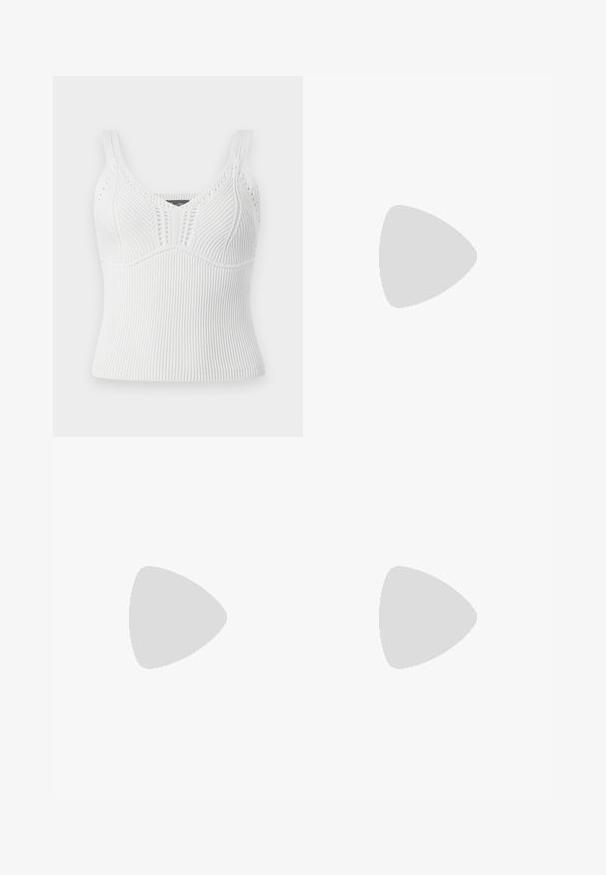 Valge ribidega kootud tank top, paksude rihmadega, tekstuurse mustriga ja liibuv siluett, kujundatud tihedaks sobivuseks.; Laiad püksid tumedast sinisest denimist. Omab viit taskut, vöölõke ja toore äärega allosas, kus on nähtavad õmblused.; Heledad sinised kangast tennisekingad koorevärvi kummist varbakatte ja taldaga, millel on valged paelad ja tõmblukk kandadel.; Mustmust mustraha kõverate joontega, eemaldatava rihmaga ja kuldsete detailidega. Kotil on klapp, millel on pandladetail.