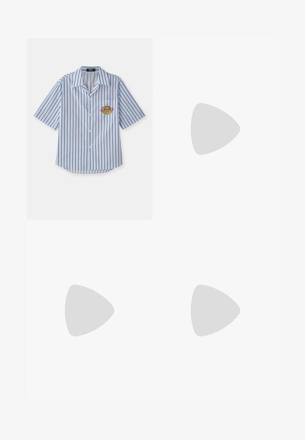 Krátký rukáv, modro-bíle pruhovaná košile s knoflíkovým zapínáním vpředu, náprsní kapsou a vyšitým designem kraba. Měkká tkanina, uvolněný střih.; Volné tmavě modré džíny s vysokým pasem, předními kapsami a rovnými nohavicemi. Obsahují stříbrné detaily a minimální šití.; Hnědé semišové kotníkové boty s černým polstrovaným límcem, zlatými kovovými očky, bílým prošíváním a odolnou gumovou podrážkou s výraznými drážkami.; Černé sluneční brýle s obdélníkovými čočkami, matný plastový rám a rovné okraje. Obsahují logo značky na vnitřní straně ramena.