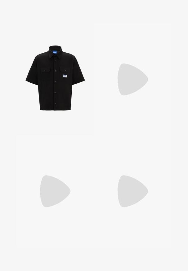 Camicetta nera a maniche corte con colletto strutturato, due tasche frontali, chiusura con bottoni e un piccolo logo blu e bianco sul lato sinistro.; Maglietta bianca in cotone con maniche corte, scollatura rotonda, vestibilità comoda e senza loghi o motivi visibili. Texture liscia e design minimale.; Pantaloni jogger neri realizzati in tessuto morbido, dotati di una vita elastica con coulisse, polsini a costine e un piccolo logo sulla coscia sinistra.; Sneakers in pelle bianca con perforazioni, punta rotonda, suola piatta e lacci spessi, con logo swoosh visibile e "AIR" sul tallone.