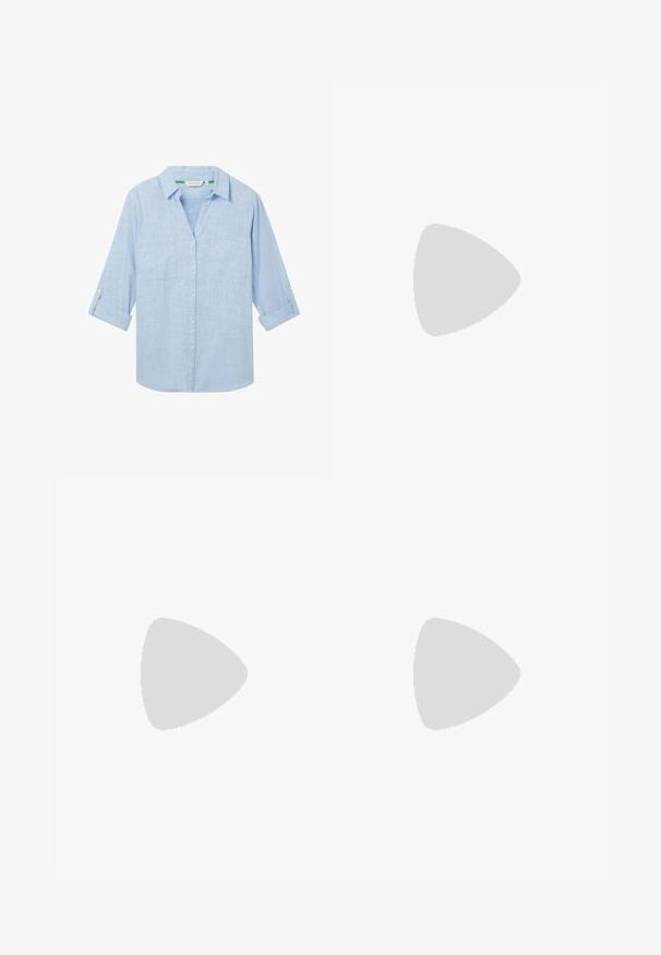 Camicia azzurra chiara a maniche lunghe realizzata in un tessuto testurizzato. Presenta due tasche sul petto e maniche arrotolabili fissate con bottoni. Design con chiusura frontale a bottoni.; Anna Field Pantaloni - dark blue; Pump in pelle nera con punta affusolata, cinturino alla caviglia e tacco spesso. Texture piatta, design elegante ed estetica minimalista.; Borsa tote in pelle nera con texture liscia, forma rettangolare e due manici lunghi. Nessun hardware o decorazione visibile.