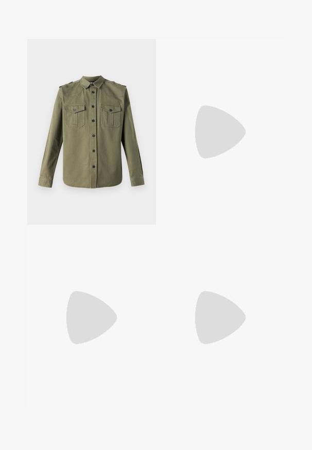 The Kooples CHEMISE - Pluus - olive night; Valge puuvillane t-särk, millel on gradientdisainiga tekst "Billionaire Boys Club". Lühikesed varrukad ja ümmargune kaelus.; Mustad teksad mustast denimist, laia lõikega, kõrge taljega, viie taskuga ja nähtava nööbiga kinnitusega. Omab peent halvenemist ja sirget jala disaini.; Mustad mustad nahast loafers sileda tekstuuriga, ümarat ninaosa ja dekoratiivne riba vampi üle. Madal kihiline konts, minimalistlik disain.