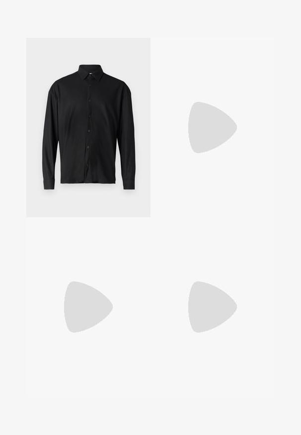 Schwarzes Langarmshirt mit gerippter Textur, spitzem Kragen und vorderer Knopfleiste mit passenden Knöpfen.; Schwarze Baumwollhosen mit lässiger Passform und leichtem Stretch. Ausgestattet mit einem klassischen Fünf-Taschen-Design und subtiler Textur, getragen mit grauen Sneakers.; Weiße Leder-Sneaker mit schwarzem Fersenbereich, flachen Schnürsenkeln, strukturiertem Zwischensohlenteil und Branding auf der Außenseite. Entworfen für den Casual-Look.; Schwarze Sonnenbrille mit achteckigem Rahmen, dunklen Gläsern, glänzender Oberfläche, dünnen Bügeln und goldenen Akzenten auf der Vorderseite.