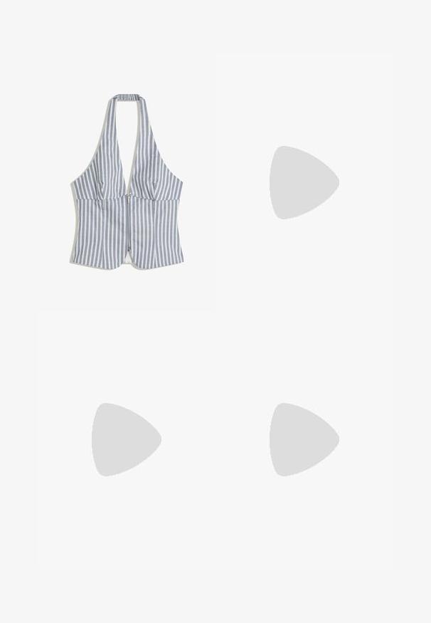 Črtasta halter majica z globokim V-izrezom, modro-bele vertikalne črte, zadrga na sprednji strani in teksturirana tkanina.; Široke hlače iz svetlosive tkanine z rahlo teksturo. Imajo zadrgo in dva žepa spredaj.; Rjave gamšaste škornje do polovice teleta z črnimi gumijastimi podplati, nošene na golih nogah, s rahlim gubanjem na zgornjem delu škornjev.; Ovalno oblikovani rdeči sončna očala s prozornimi lečami in elegantnimi rjavimi okvirji. Oblikovanje vključuje subtilne krivulje in minimalno opremo.; Bežna usnjena torbica z gladko teksturo, dvema zaobljenima ročajema in nastavljivimi trakovi na obeh straneh. Ima srebrne dodatke.